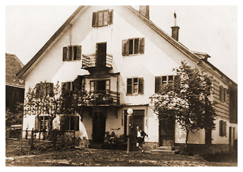 Historische Aufnahme mit Zapfsäule vor dem Haus